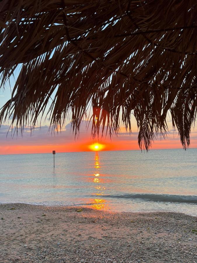 Bella Alba Apartment On The Beach Alba Adriatica Bagian luar foto