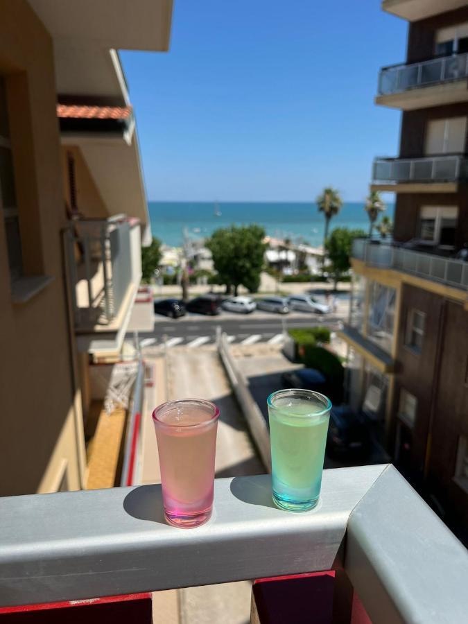 Bella Alba Apartment On The Beach Alba Adriatica Bagian luar foto