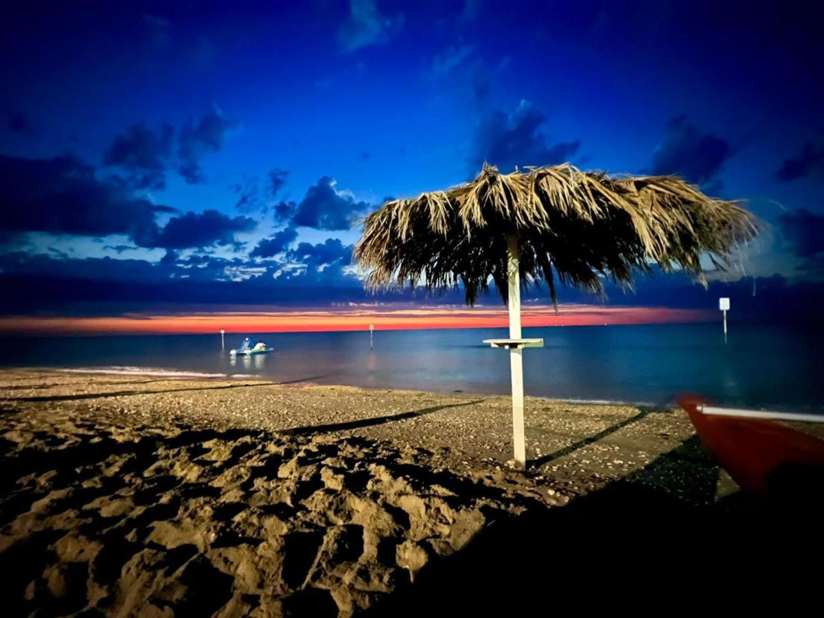 Bella Alba Apartment On The Beach Alba Adriatica Bagian luar foto